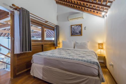 une chambre avec un lit dans une pièce avec une fenêtre dans l'établissement Villa B, à Seminyak
