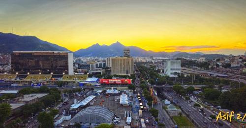 uma cidade com muito tráfego ao pôr do sol em Centro, Maracanã privado total, SmarTV, vista panorâmica no Rio de Janeiro