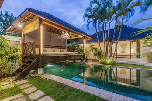 una casa con piscina e pergola di Villa B a Seminyak