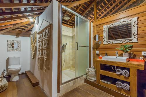 Kylpyhuone majoituspaikassa Villa B