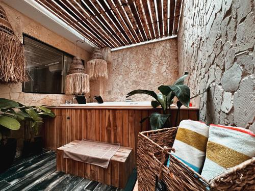 een kamer met een bar met een stoel en een tafel bij LUXURY PALACE POBLADO MANILA in El Poblado