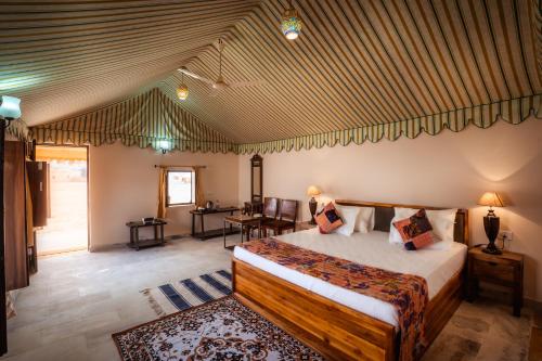 - une chambre avec un lit dans l'établissement Desert Vista Camp, à Jaisalmer