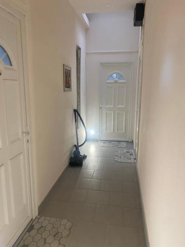 un couloir avec une porte et un aspirateur dans l'établissement P3 Nîmes, 7 rue Jean Baptiste Godin, à Nîmes
