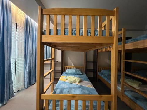 Pokój z łóżkiem piętrowym i 2 łóżkami piętrowymi w obiekcie Casi Verde Arc Homes w Panglao City