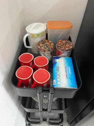 ein Regal in einem Kühlschrank mit Speisen und Getränken in der Unterkunft Naura Homestay in Sungai Petani