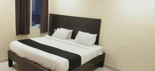Postel nebo postele na pokoji v ubytování Arvind Stay Hotel, RK Beach Vizag