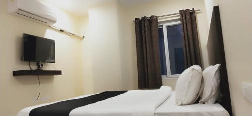 TV a/nebo společenská místnost v ubytování Arvind Stay Hotel, RK Beach Vizag