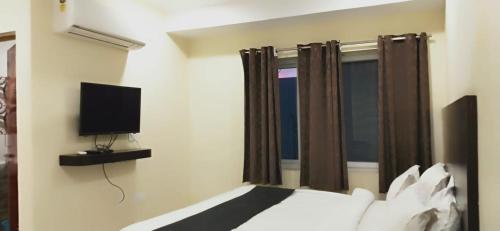 TV a/nebo společenská místnost v ubytování Arvind Stay Hotel, RK Beach Vizag