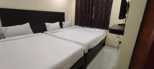 Postel nebo postele na pokoji v ubytování Arvind Stay Hotel, RK Beach Vizag