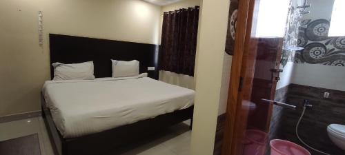 Postel nebo postele na pokoji v ubytování Arvind Stay Hotel, RK Beach Vizag