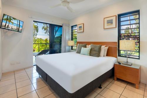 Postel nebo postele na pokoji v ubytování Anchorage Apartments on Hamilton Island by HIHA