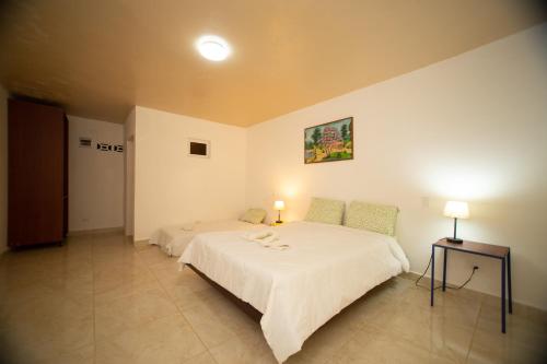 een grote slaapkamer met 2 bedden in een kamer bij DIVERSITY HOTEL in Sosúa