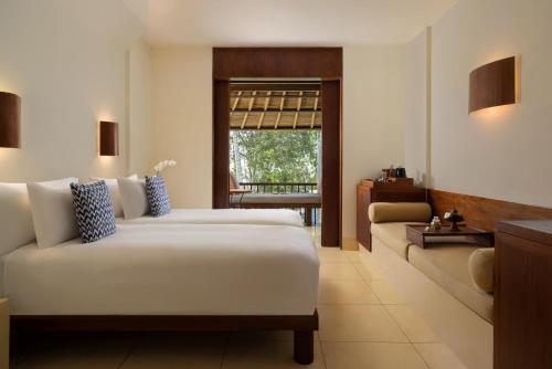 Una cama o camas en una habitación de Alila Manggis