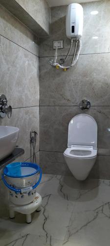 艾哈邁達巴德的住宿－Hotel Gurukul INN，一间带卫生间和水槽的浴室