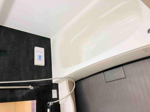 東京にあるアンドステイ島尻5丁目の白い天井のバスルーム(シンク付)