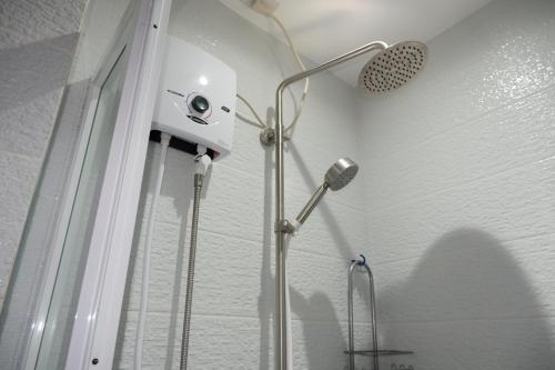 łazienka z prysznicem z głowicą prysznicową w obiekcie Casi Verde Arc Homes w Panglao City
