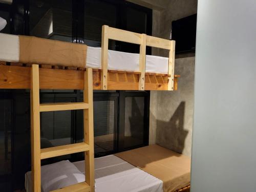 a room with two bunk beds in a room at Ramos Hello Stay Cebu in Cebu City