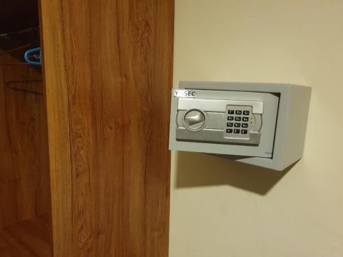 un horno microondas en una pared junto a una puerta en Mum's Hotel And Accommodation, 