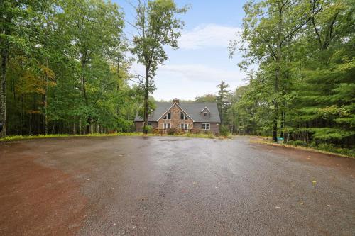 an empty road in front of a large house at Soose Manor Spa BBQ Games and Bar Near Lake in Tafton