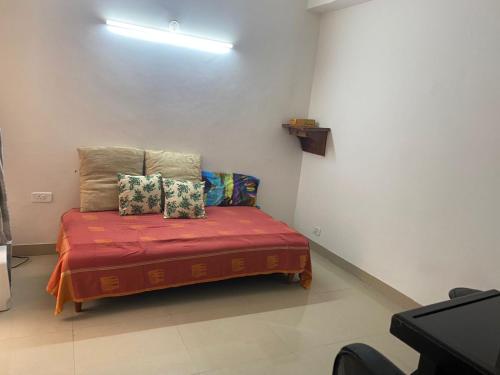 Habitación con cama con almohadas en home away from home, en Greater Noida