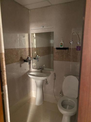 y baño con lavabo y aseo. en home away from home, en Greater Noida