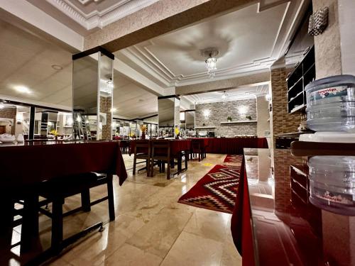 un restaurante con mesas y sillas en una habitación en HOTEL SEVEN PARK, en Nevşehir