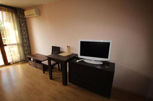 Μια τηλεόραση ή/και κέντρο ψυχαγωγίας στο Vadim Apartments in Panorama Beach Vigo Nessebar