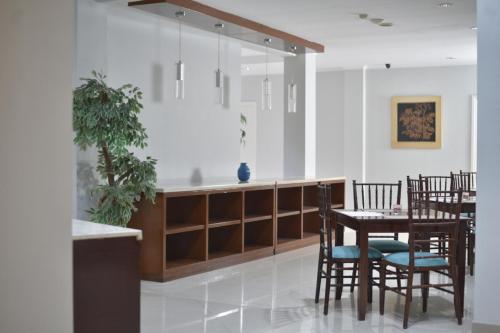 a dining room with a table and chairs at Noola Inn Hotel Bogor in Kamparganya