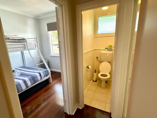 ein Badezimmer mit Toilette und Etagenbett in der Unterkunft West Busselton Cottage in Broadwater