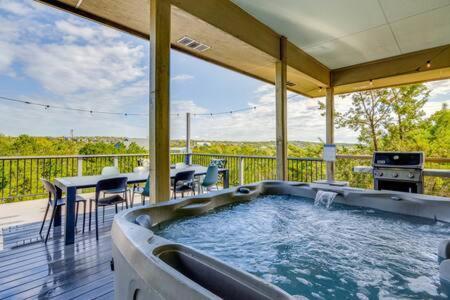 Un balcón o terraza en The Outlook - Spa and deck views of Hill Country