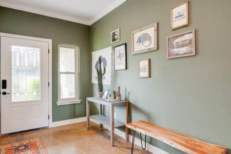 Galería fotográfica de The Outlook - Spa and deck views of Hill Country en Dripping Springs