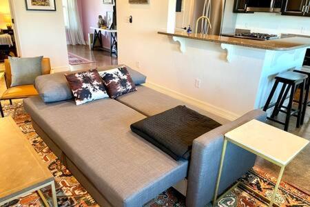 Un lugar para sentarse en The Outlook - Spa and deck views of Hill Country