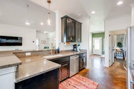 Una cocina o cocineta en The Outlook - Spa and deck views of Hill Country