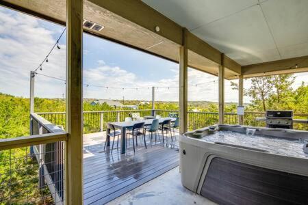 Un balcón o terraza en The Outlook - Spa and deck views of Hill Country