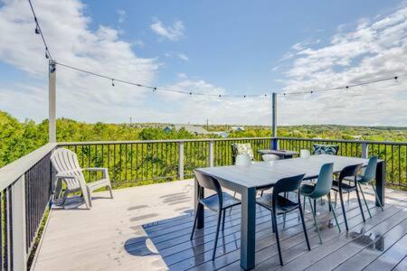 Un balcón o terraza en The Outlook - Spa and deck views of Hill Country