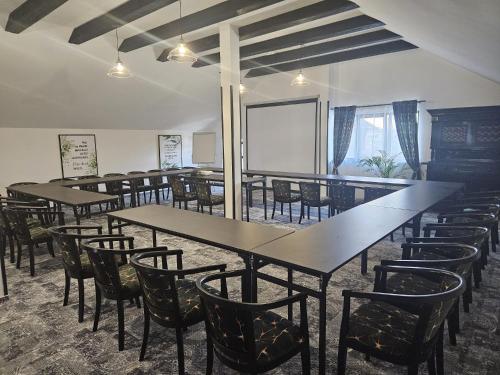 a row of tables and chairs in a room at Podu' cu Lanturi in Bacău