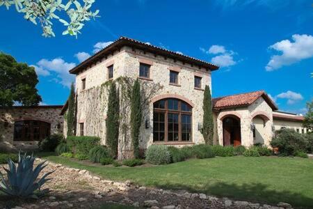 Un jardín fuera de The Outlook - Spa and deck views of Hill Country