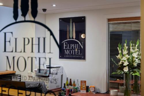 une salle à manger avec un panneau mural dans l'établissement Elphin Serviced Apartments, à Launceston