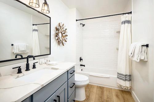 La salle de bains blanche est pourvue d'un lavabo et de toilettes. dans l'établissement Near Downtown Stylish 2BR With Amazing Patio - #2, à Moab