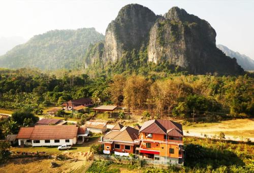 uma aldeia com uma montanha ao fundo em Vang Vieng Nature Guest House em Vang Vieng