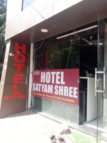 een hotelbord aan de zijkant van een gebouw bij HOTEL SATYAM SHREE in Indore