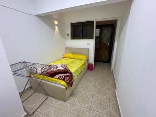 ein kleines Zimmer mit einem Bett in einem kleinen Zimmer in der Unterkunft Big apartment new furnished in Cairo downtown beside Nile river in Kairo