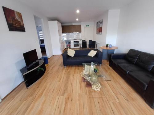 uma sala de estar com um sofá e uma mesa em Modern Hillside Apartments em Kelmscott
