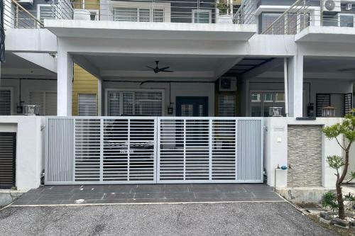 una puerta blanca frente a una casa en Mahligai Homstay 1Krubong 4 Rooms & Aircon In Hall, en Kampong Kerubong