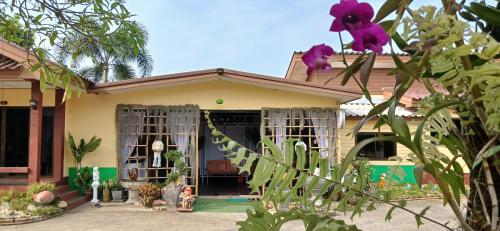 Zahrada ubytování Phuvieng Resort Chiangsaen