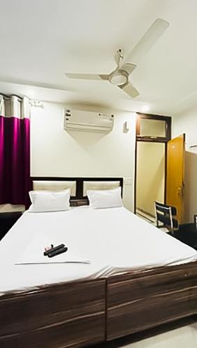 a bedroom with a large bed with a ceiling at Hotel shayam in New Delhi