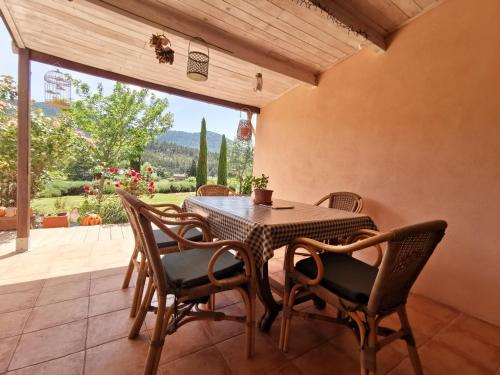 une salle à manger avec une table et des chaises dans l'établissement Villa les terre rouges avec piscine dans l ' Aude, à Arques