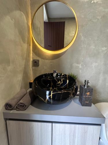 W łazience znajduje się umywalka i lustro. w obiekcie Bali Bird Villa Canggu w mieście Dalung
