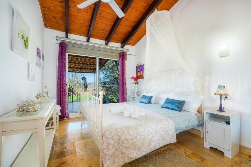 サンタ・マルガリーダにあるCas guixerのベッドルーム(白いベッド1台、窓付)