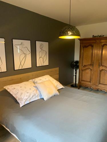 - une chambre avec un lit orné de dessins sur le mur dans l'établissement Welcome Appart Colmar, à Colmar